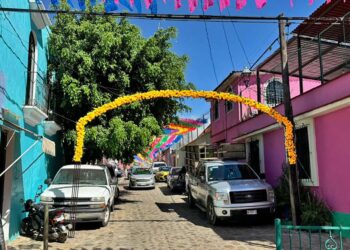 Foto: Álvaro Cuitláhuac López // El tránsito vehicular ha sido cerrado en el barrio mágico de Jalatlaco.