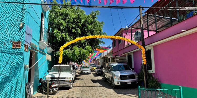Foto: Álvaro Cuitláhuac López // El tránsito vehicular ha sido cerrado en el barrio mágico de Jalatlaco.