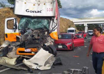 Foto: archivo // Un muerto dejó una colisión múltiple en la súper Cuacnopalan-Oaxaca, en octubre de 2023.