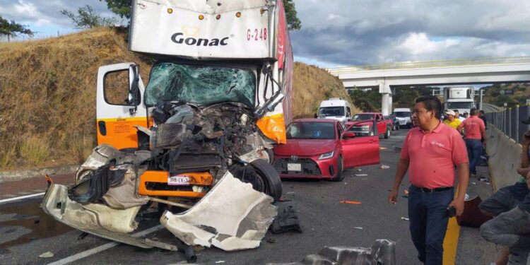 Foto: archivo // Un muerto dejó una colisión múltiple en la súper Cuacnopalan-Oaxaca, en octubre de 2023.