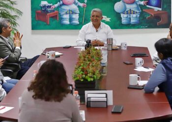 Foto: Luis Alberto Cruz // En la mesa de trabajo con periodistas y directivos de EL IMPARCIAL.