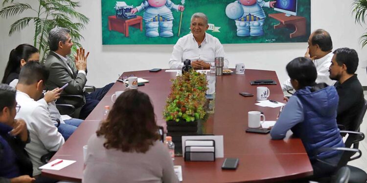 Foto: Luis Alberto Cruz // En la mesa de trabajo con periodistas y directivos de EL IMPARCIAL.