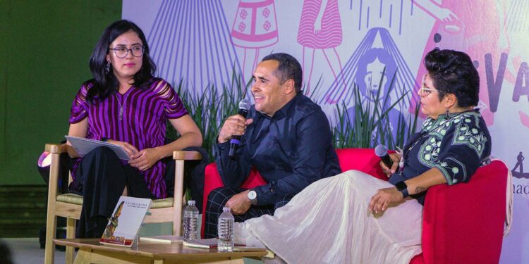 En la presentación se dio a conocer que La oscurana es una novela de ficción que fusiona una trama amorosa con la narrativa de suspenso.