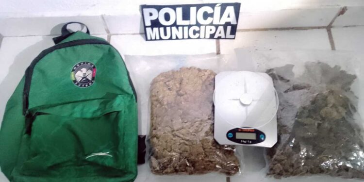 Encontraron alrededor de un 1 kilo 200 gramos de marihuana, bolsitas de la droga conocida como cristal y una báscula.