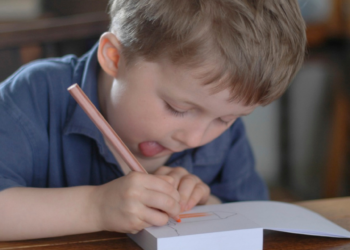¿Qué significa sacar la lengua al escribir? Esto dice la psicología