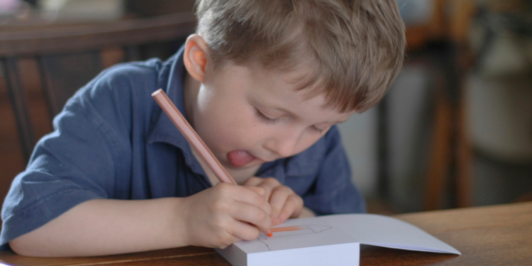 ¿Qué significa sacar la lengua al escribir? Esto dice la psicología