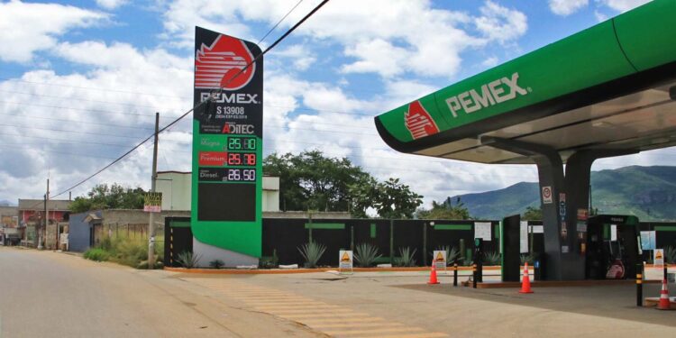Foto: Adrián Gaytán // Estación de servicio en el municipio de Tlacolula de Matamoros.