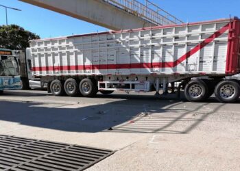 Este incidente ocurrió cuando el tráiler intentaba ingresar a una gasolinera.
