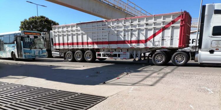 Este incidente ocurrió cuando el tráiler intentaba ingresar a una gasolinera.