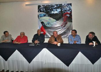 Fotos: Leobardo García Reyes // Familiares y amigos de Alberto Magaña durante el acto de presentación del auto.