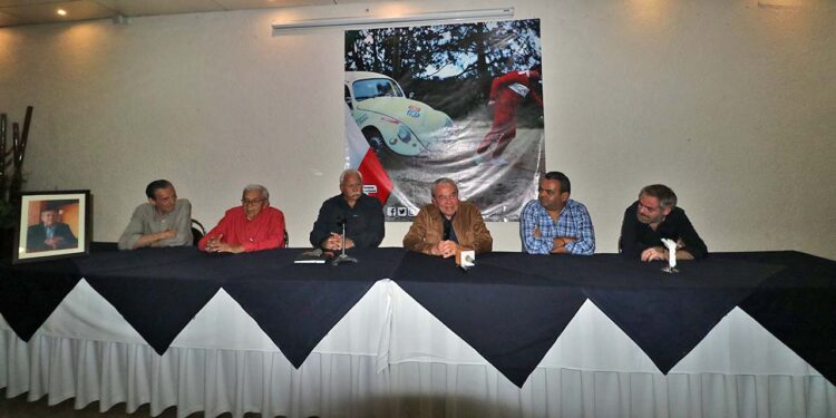 Fotos: Leobardo García Reyes // Familiares y amigos de Alberto Magaña durante el acto de presentación del auto.