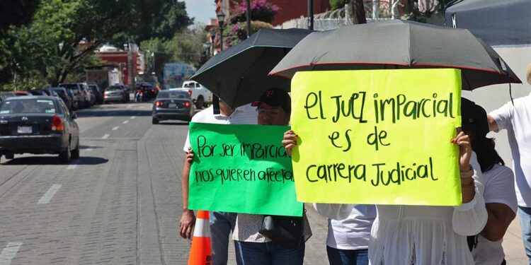 Foto: Luis Alberto Cruz // Protesta de trabajadores del Poder Judicial en Oaxaca.