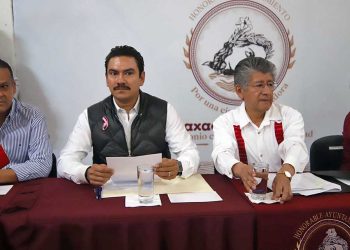 Foto: Luis Alberto Cruz // Francisco Martínez Neri y Raymundo Chagoya al instalar del comité de entrega -recepción de Oaxaca de Juárez.