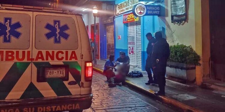 Fue atendido por paramédicos en la esquina de 20 de Noviembre con Las Casas.