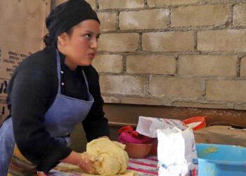 Foto: Luis Alberto Cruz // Galia aprendió a hacer pan en un taller; la elaboración del pan suele hacerla los fines de semana.