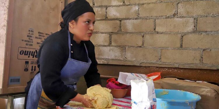 Foto: Luis Alberto Cruz // Galia aprendió a hacer pan en un taller; la elaboración del pan suele hacerla los fines de semana.
