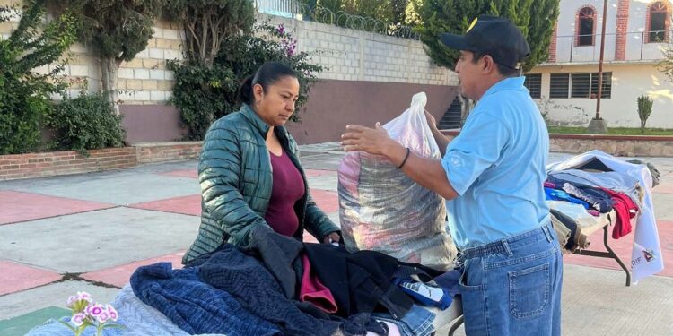 Reconocen a médicos de Teotitlán de Flores Magón