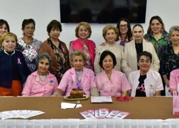 Fotos: Rubén Morales // Integrantes del Grupo RETO Oaxaca entregaron este jueves 15 prótesis a mujeres operadas de cáncer de mama.