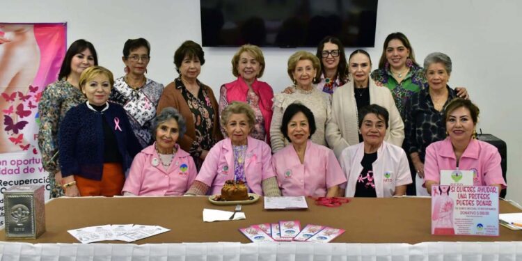 Fotos: Rubén Morales // Integrantes del Grupo RETO Oaxaca entregaron este jueves 15 prótesis a mujeres operadas de cáncer de mama.