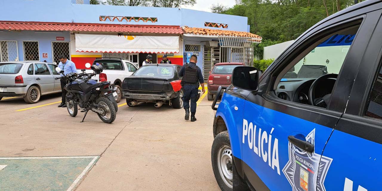 Investigan razones de vehículo abandonado.