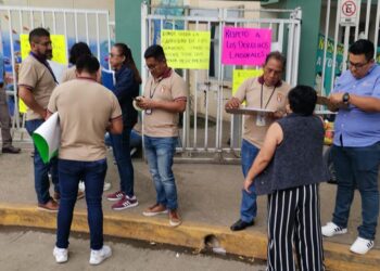 Foto: Jesús Santiago // La protesta fue afuera del Hospital Civil, que fue desalojado por trabajadores; solo atendieron urgencias.
