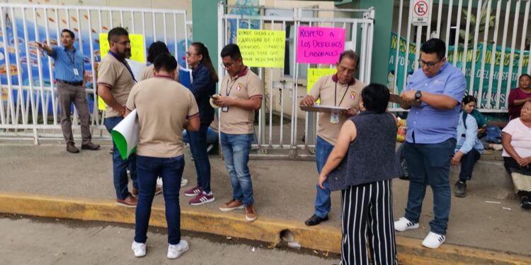 Foto: Jesús Santiago // La protesta fue afuera del Hospital Civil, que fue desalojado por trabajadores; solo atendieron urgencias.