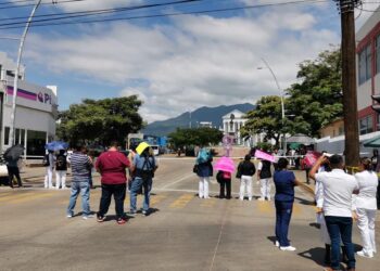 Radicalizan protesta trabajadores del Civil; bloquean calles