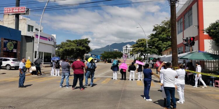 Radicalizan protesta trabajadores del Civil; bloquean calles