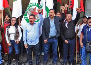 Foto: Luis Alberto Cruz // Integrantes del MULT y de la organización 23 de Octubre demandan justicia en Palacio de Gobierno.