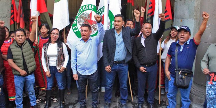 Foto: Luis Alberto Cruz // Integrantes del MULT y de la organización 23 de Octubre demandan justicia en Palacio de Gobierno.