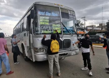 Foto: Jesús Santiago // Inconformidad de presuntos universitarios ante el alza del precio del pasaje en urbanos.