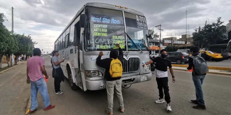 Foto: Jesús Santiago // Inconformidad de presuntos universitarios ante el alza del precio del pasaje en urbanos.
