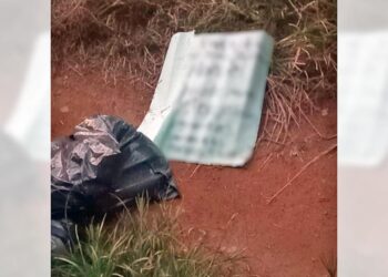 Junto a los cuerpos fueron encontrados varios mensajes escritos en papel con amenazas a un grupo criminal rival.