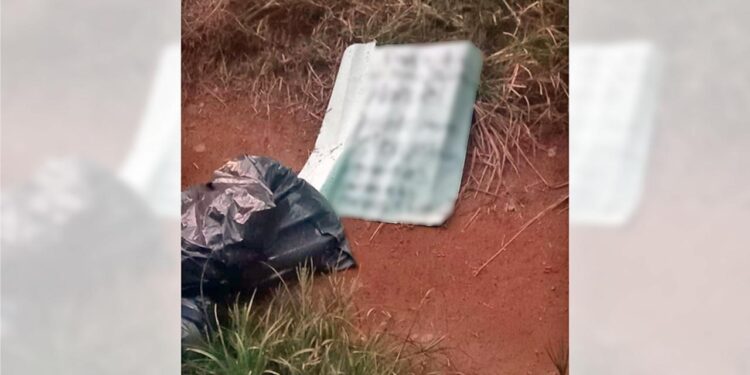Junto a los cuerpos fueron encontrados varios mensajes escritos en papel con amenazas a un grupo criminal rival.