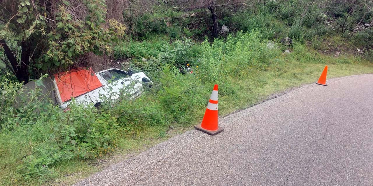 La camioneta quedó a un costado de la carretera; el conductor y el resto de pasajeros salieron sin lesiones de consideración.