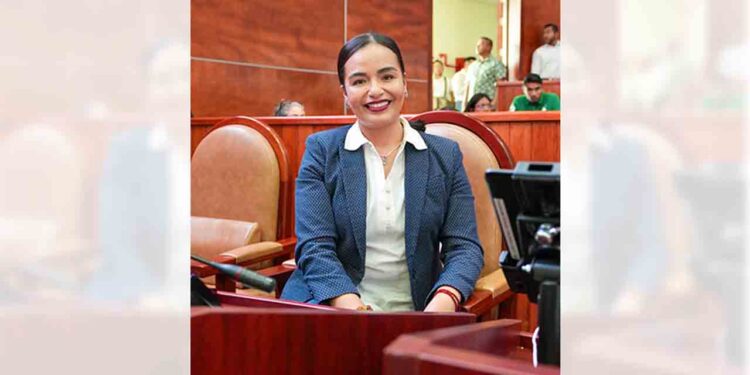 Foto: cortesía // La diputada Liz Arroyo avala reformas constitucionales.