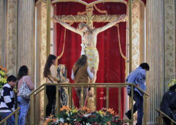 Fotos: Adrián Gaytán // La feligresía católica rinde tributo al Señor del Rayo.