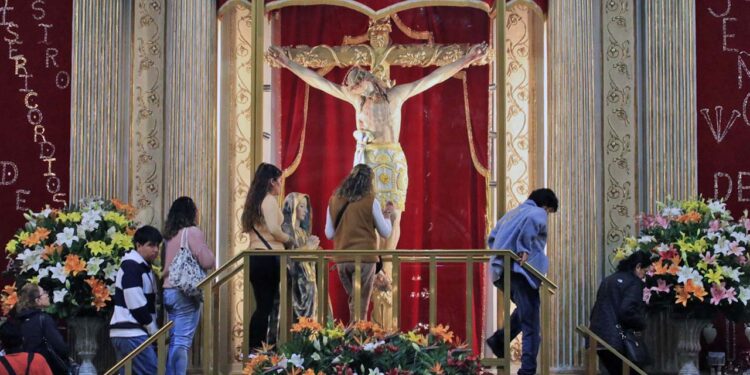 Fotos: Adrián Gaytán // La feligresía católica rinde tributo al Señor del Rayo.