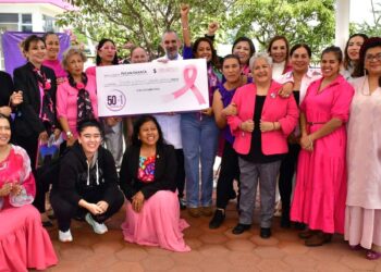 Fotos: Rubén Morales // La foto oficial de la entrega de donativos.