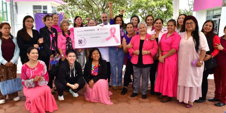 Fotos: Rubén Morales // La foto oficial de la entrega de donativos.