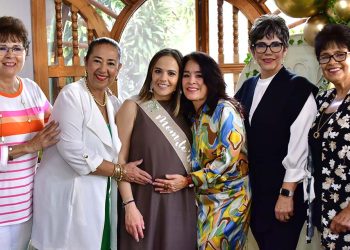 Fotos: Rubén Morales // La futura mamá con la próxima abuela y sus tías.