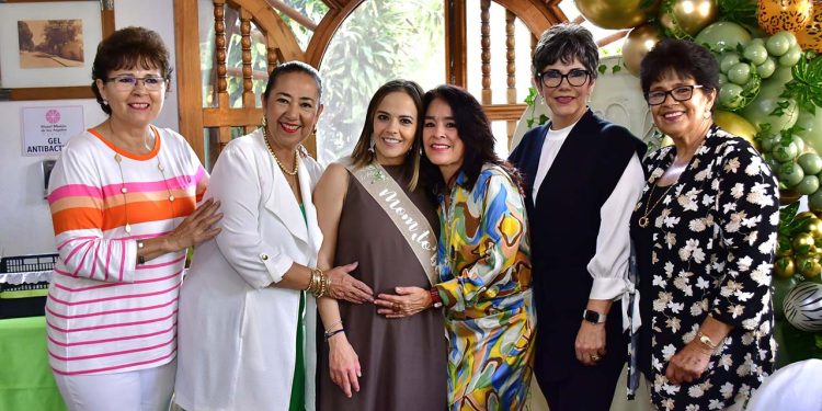 Fotos: Rubén Morales // La futura mamá con la próxima abuela y sus tías.
