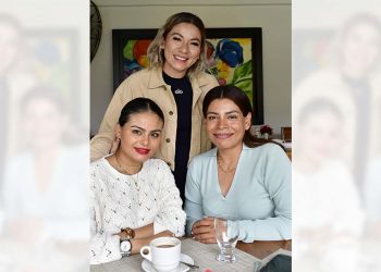 Foto: Rubén Morales // Las mejores amigas desayunan en un conocido restaurante.