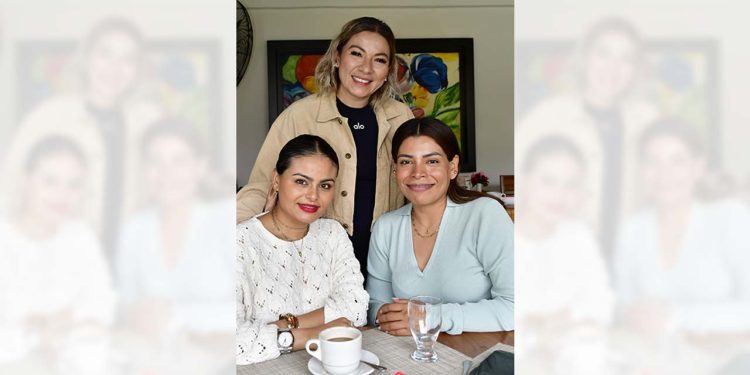 Foto: Rubén Morales // Las mejores amigas desayunan en un conocido restaurante.