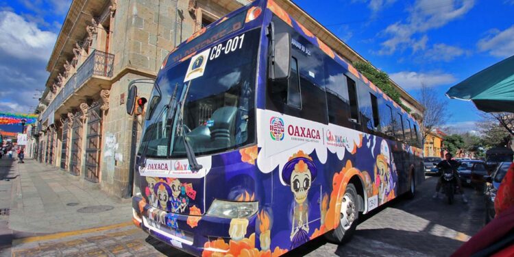 Foto: Adrián Gaytán // Las unidades del Citybus, circulan en el Centro Histórico de Oaxaca.