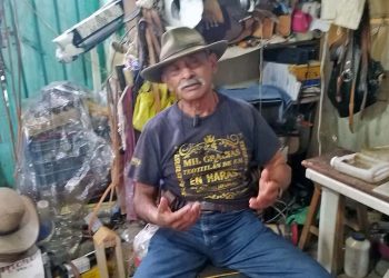 Luis Carlos Sosa Saucedo, un referente de la talabartería en Teotitlán de Flores Magón.