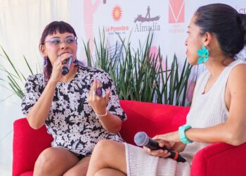 Luna Flores explicó que ella al escribir poesía la piensa para ser leída en voz alta.