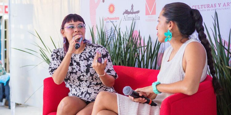 Luna Flores explicó que ella al escribir poesía la piensa para ser leída en voz alta.
