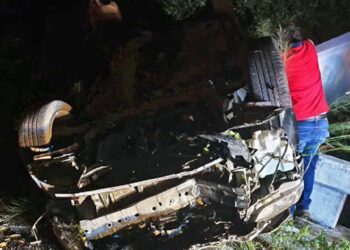 La camioneta terminó volcada boca arriba cerca del rancho El Gato.