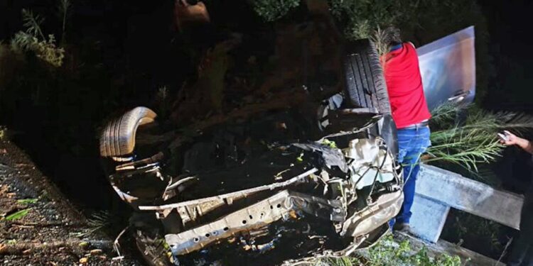 La camioneta terminó volcada boca arriba cerca del rancho El Gato.